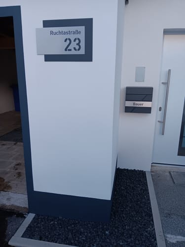 Customer photo review of Edelstahl-Hausnummer mit Straße, mit 3D Effekt, Rückplatte pulverbeschichtet in RAL7016, Frontblende in Edelstahl