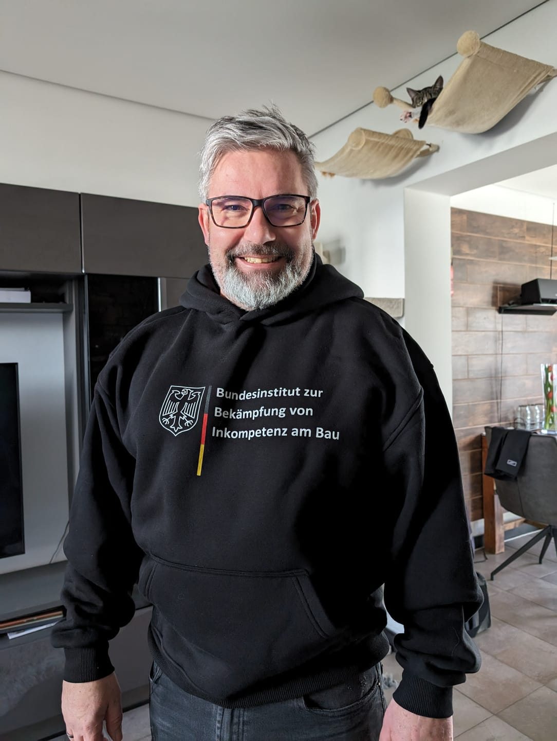 Customer photo review of Bundesinstitut Inkompetenz - Oversized Hoodie