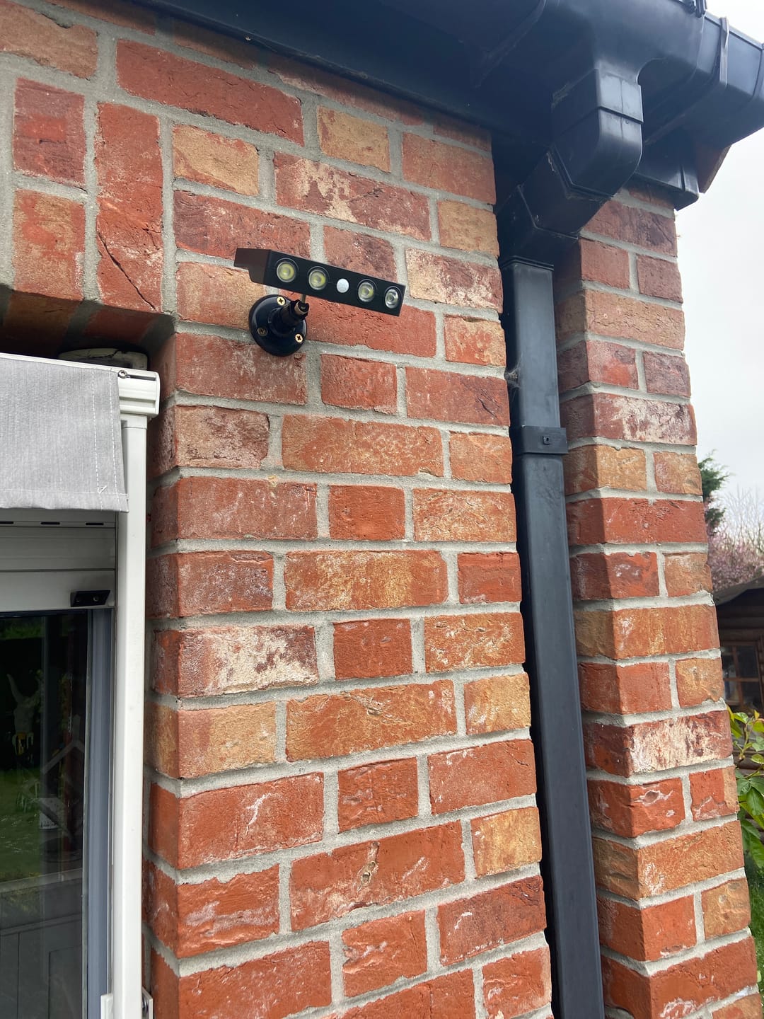 Customer photo review of Lampe murale solaire Puissante à détecteur de mouvements