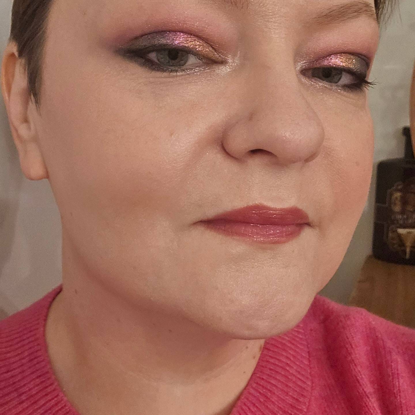 Customer photo review of Skullz & Roses Metallic Multichrome Eyeshadow Palette ( IN STOCK )