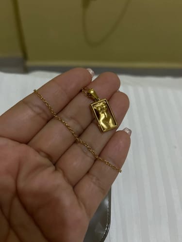 Customer photo review of Cuerpo Dainty Pendant Necklace