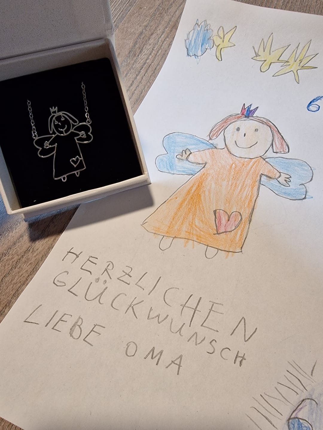 Customer photo review of Persönliche Kinderzeichnung als Halskette oder Anhänger in Gold