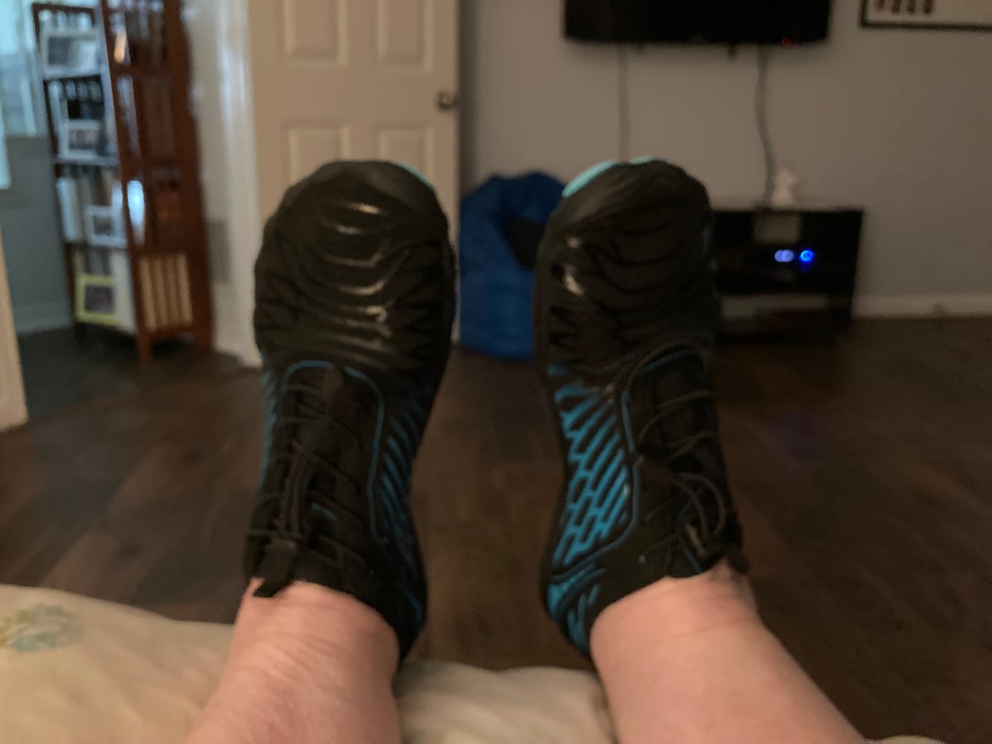 Customer photo review of Caspar Pro - Non-slip & Water-Resistant Winter Barefoot Shoe