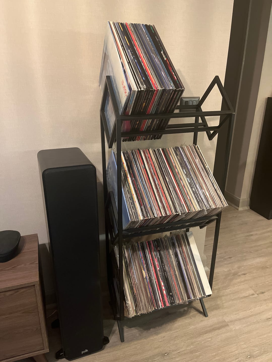 Customer photo review of Porta Vinilo Tres Niveles | LUXE METAL BLACK