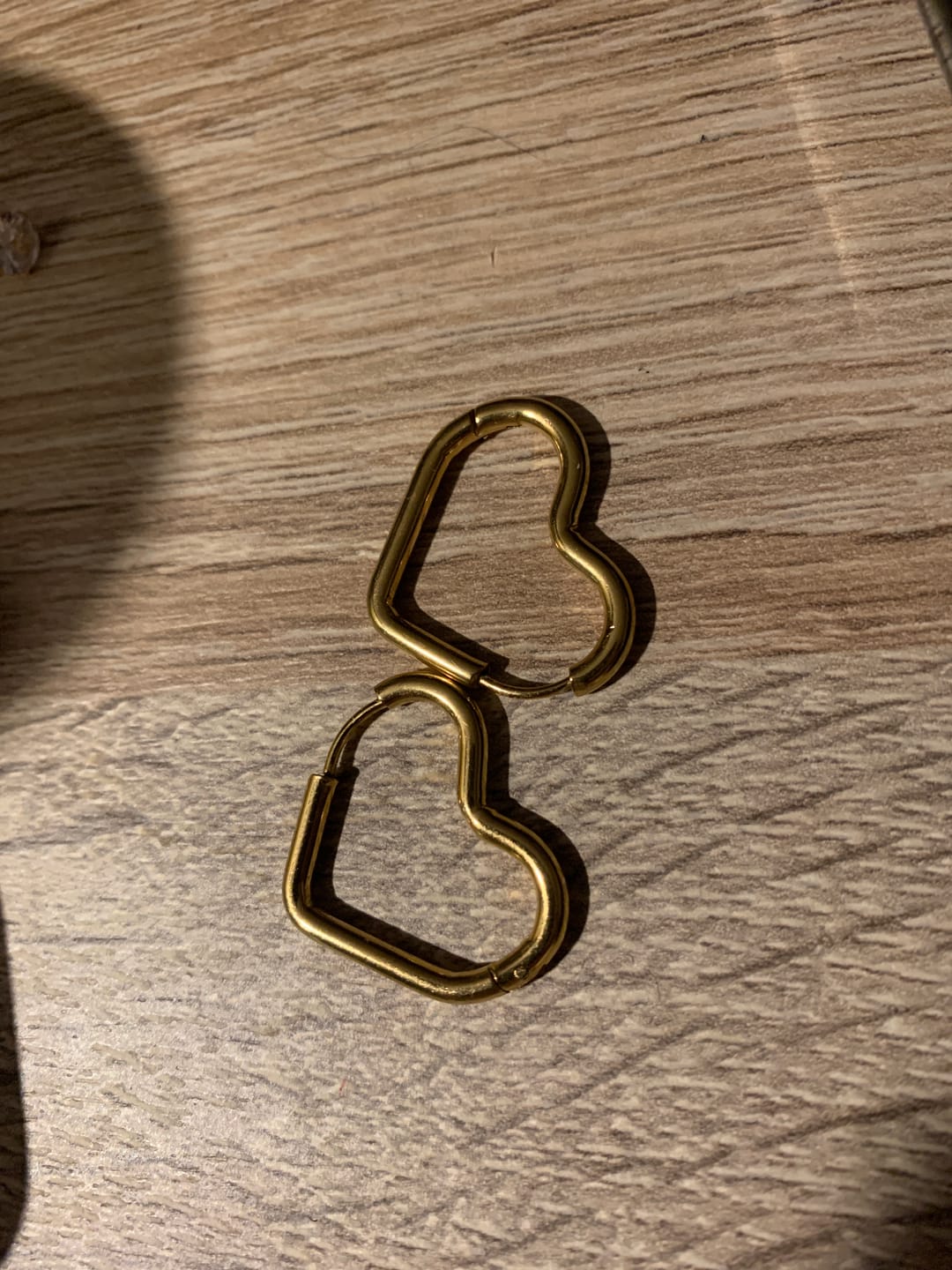 Customer photo review of Heart Huggie Edelstahl Ohrringe 14K Vergoldet
