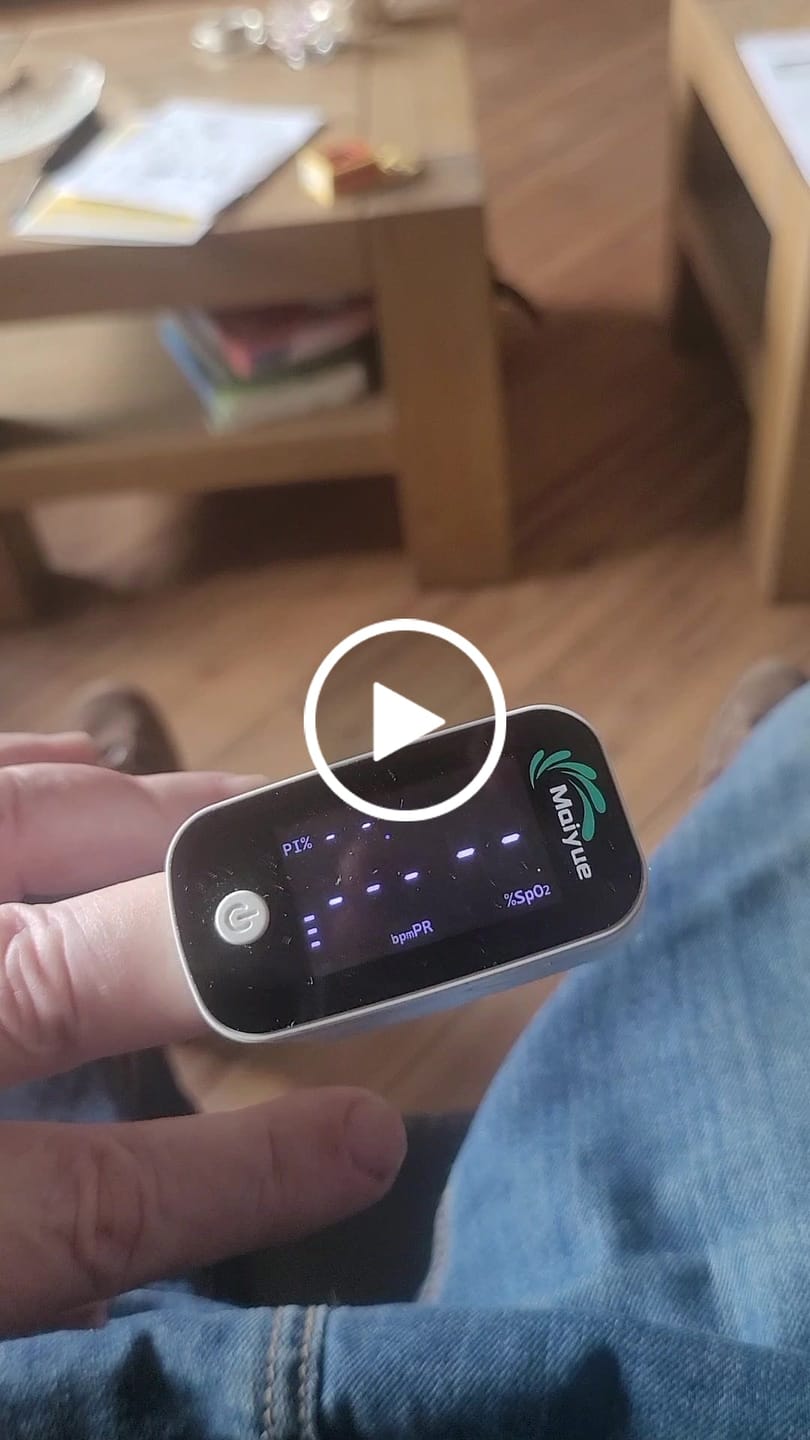 Customer video review of Saturatiemeter / bloedzuurstofmonitor / saturatiemeter voor vingers / met OLED-display / professioneel en zeer nauwkeurig / ideaal voor gezinnen, ouderen en ziekenhuizen