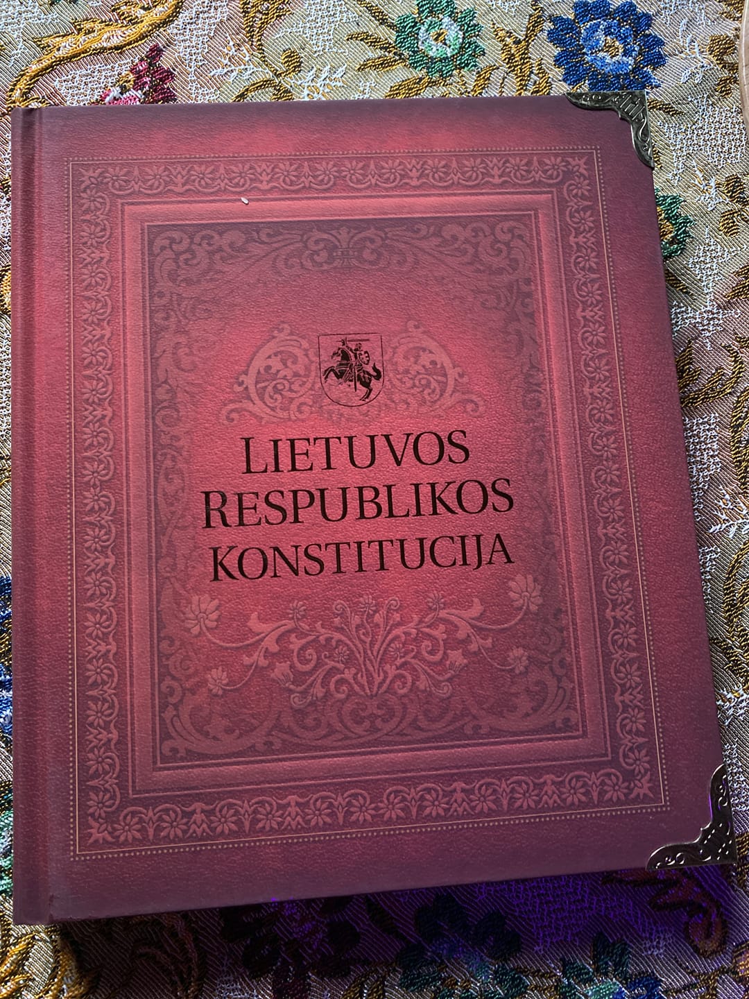 Customer photo review of Lietuvos Respublikos konstitucija: kolekcinis, riboto tiražo svarbiausios Lietuvos Valstybės knygos XXL leidimas