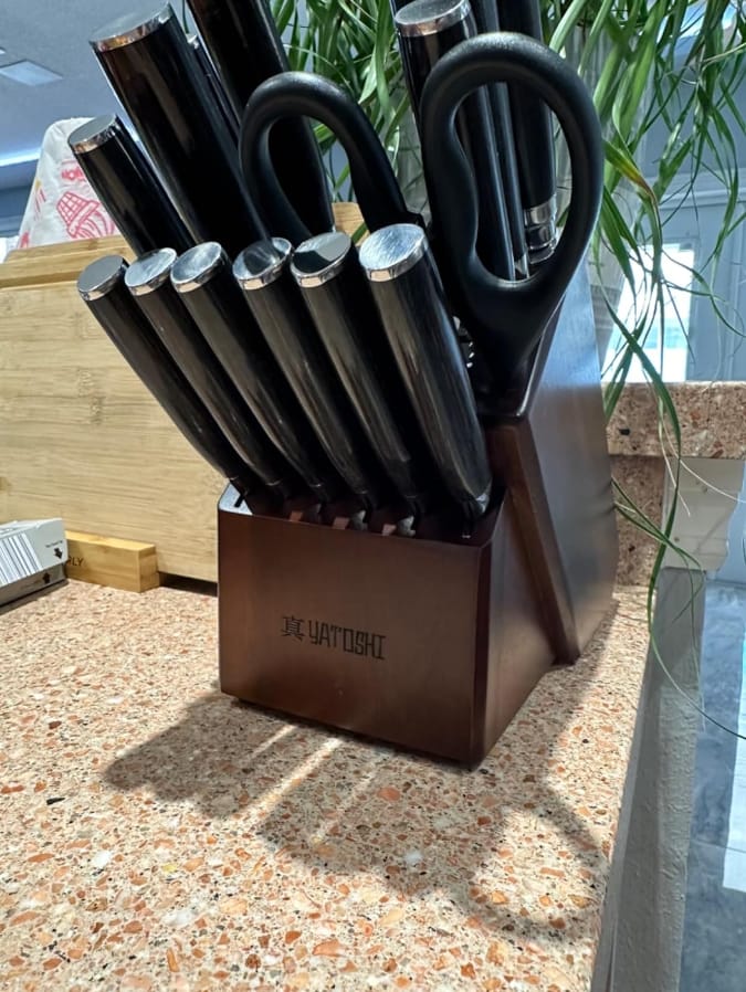 Customer photo review of Yatoshi 15 Knife Block Set