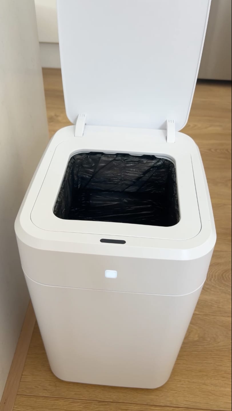 Customer photo review of Numi B1 Self-Sealing Self-Changing Smart Bin