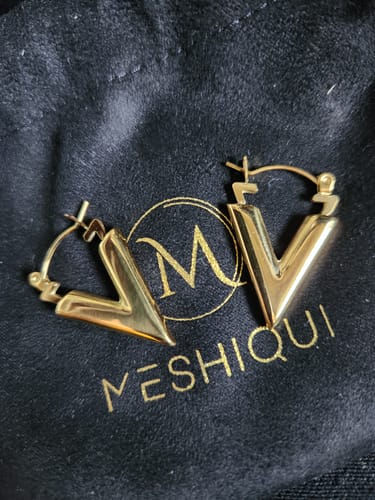 Customer photo review of The Veni Necklace
