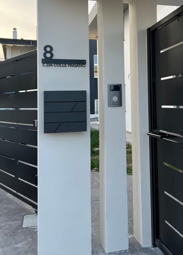 Customer photo review of Numero civico e testo sagomato modello Line 02 Acrilico