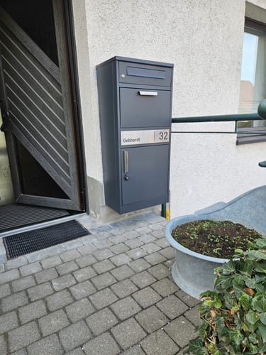 Customer photo review of AlbersDesign Stand-Paketbox PB1 anthrazit (RAL7016) personalisiert mit Edelstahl-Schild