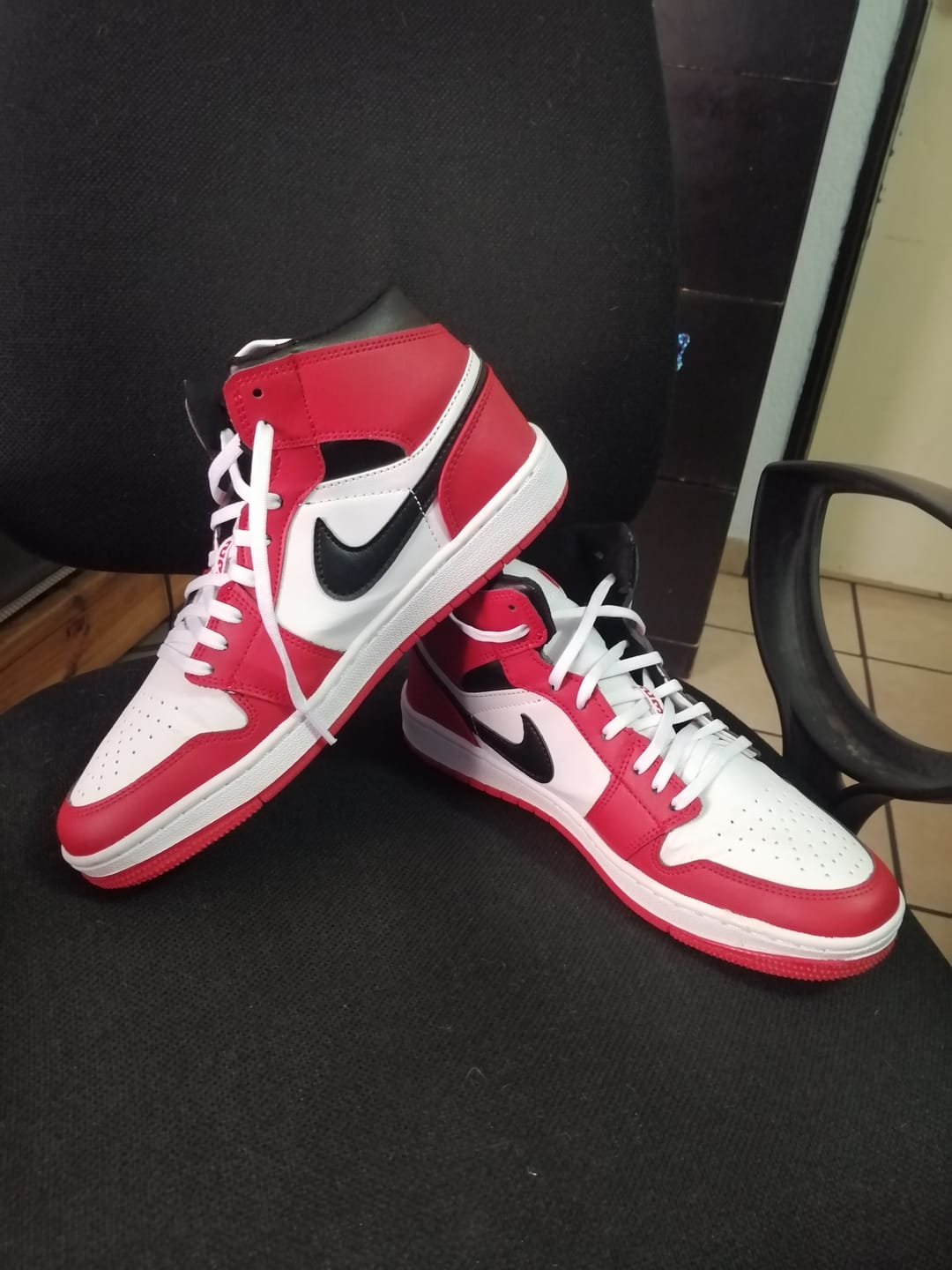 Customer photo review of Tenis Retro 1 Chicago Red