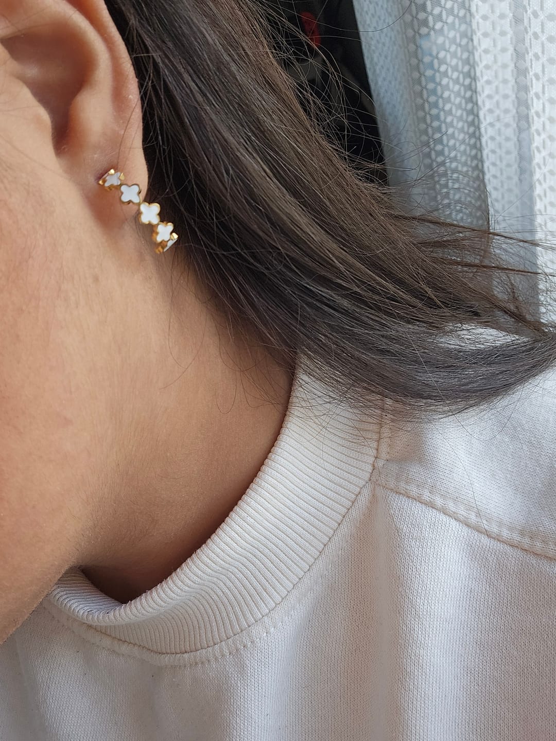 Customer photo review of White Clovers Hoops | 18K vergoldet