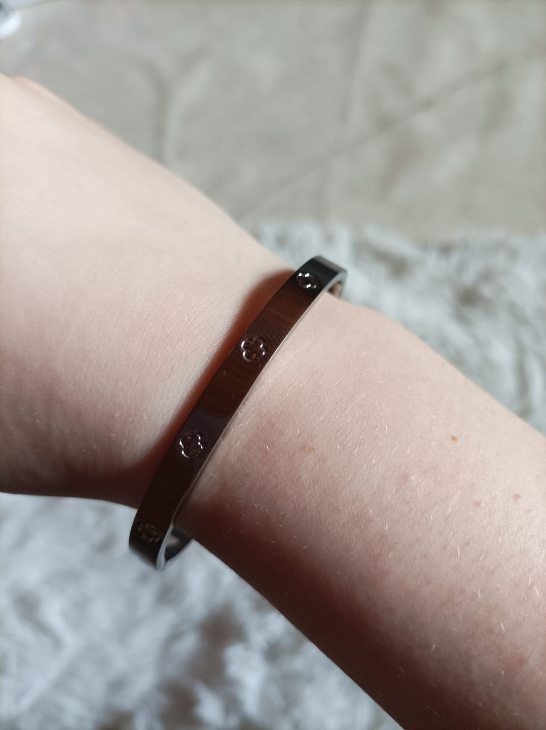 Customer photo review of Shine Clover Armreif | 18K vergoldet