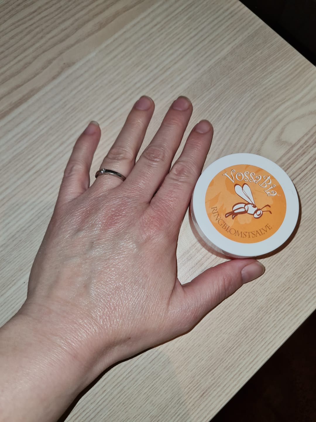 Reseña fotográfica de un cliente sobre la oferta del paquete: Los favoritos de Emil: ungüento de caléndula 50 ml, bálsamo Panther 50 ml, bálsamo de manzanilla 50 ml.