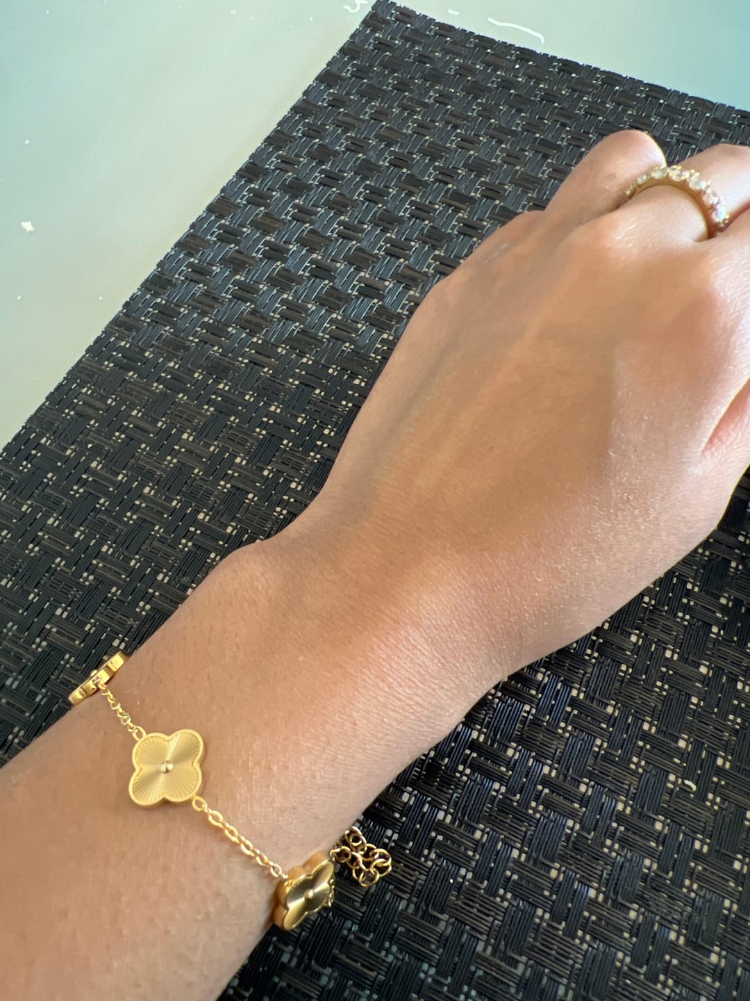 Customer photo review of Shine Clover Armband | 18K vergoldet