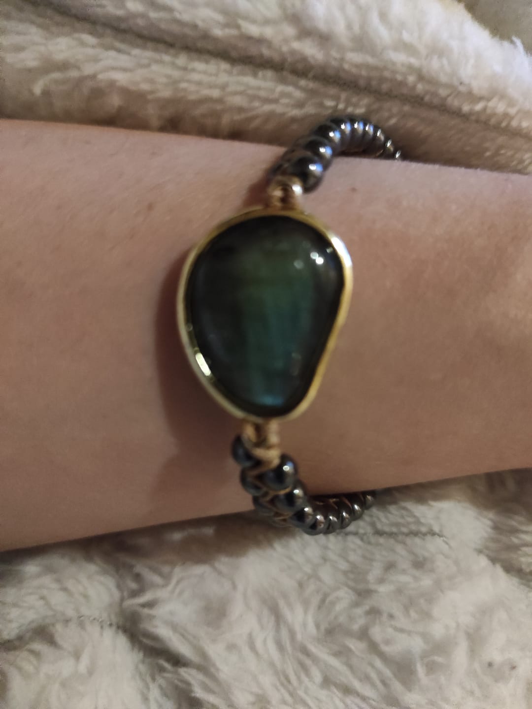 Customer photo review of Bracelet "Oeil Céleste" en Labradorite & Hématite