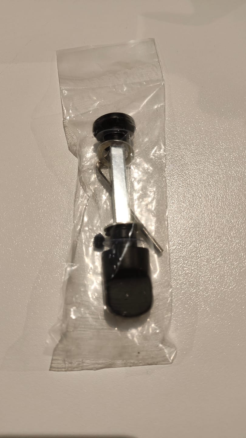 Customer photo review of Muletilla Descondena para placa · Diferentes acabados
