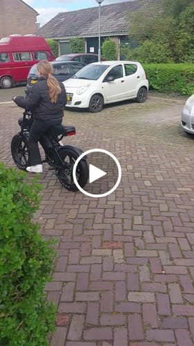 Customer video review of V20 - Telefoonhouder + Voetsteuntjes + Kettingslot ART4 + Rijklaar - Zwart
