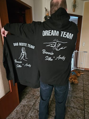 Customer photo review of Dream Team Fauststoß - Individueller Hoodie Unisex Rückendruck