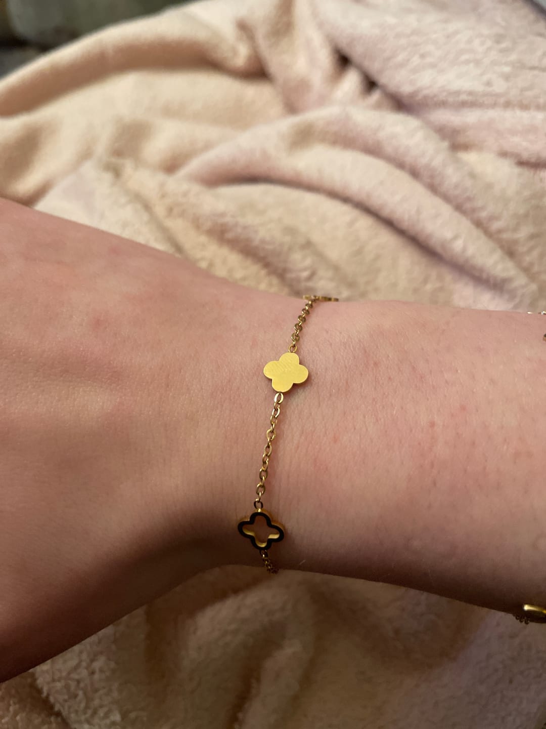 Customer photo review of Clover Armband | 18K vergoldet