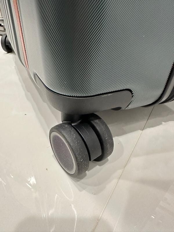 Customer photo review of Montecito 2.0 Hardside Large Check-In Expandable Spinner