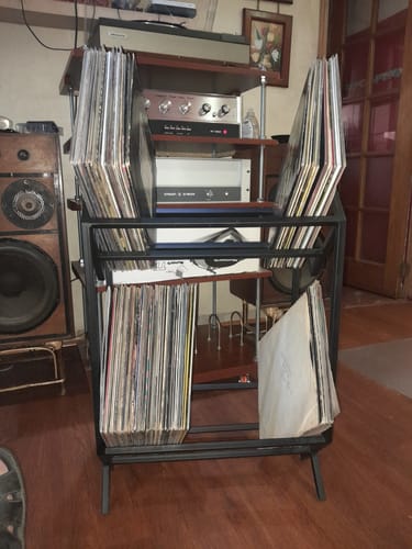 Customer photo review of Porta Vinilo Dos Niveles | LUXE METAL BLACK