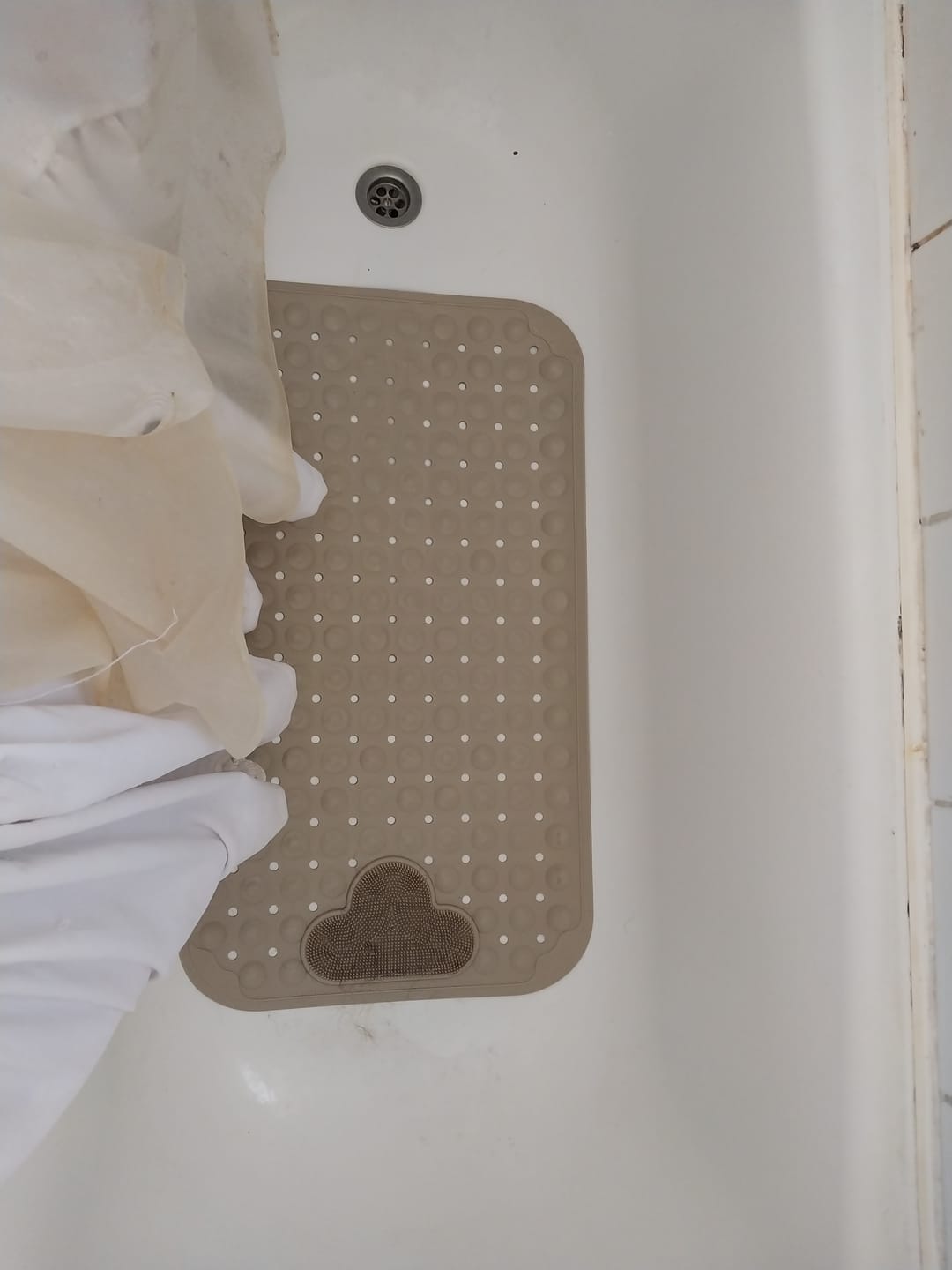 Customer photo review of Piso De Goma Antideslizante Tina Ducha Alfombra Bañera Cepil