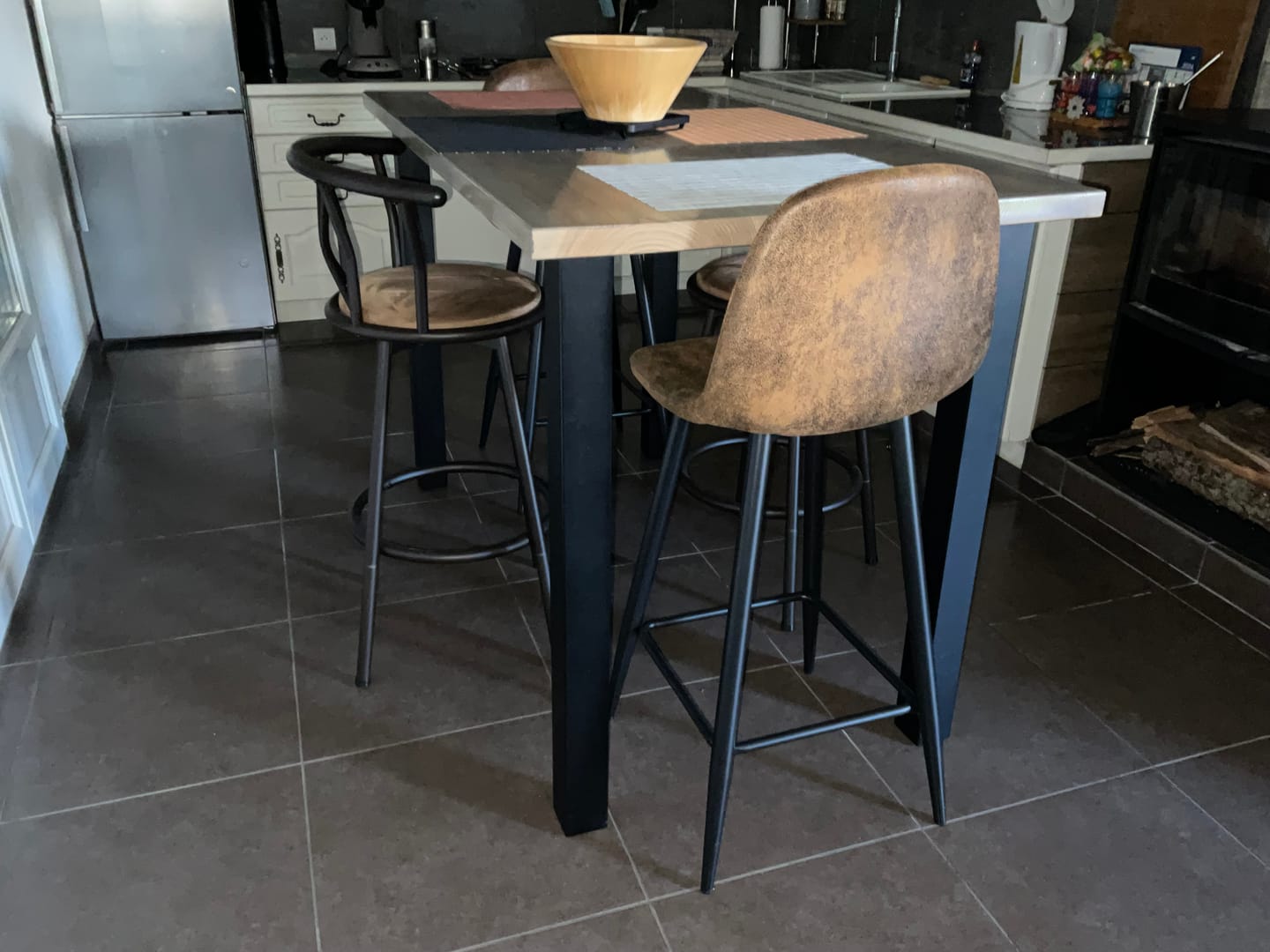 Customer photo review of Lot de 2 Tabourets de bar cuisine style industriel avec pieds en métal assise 360° et repose pieds - HAILEY 29 INCH BROWN 2PCS