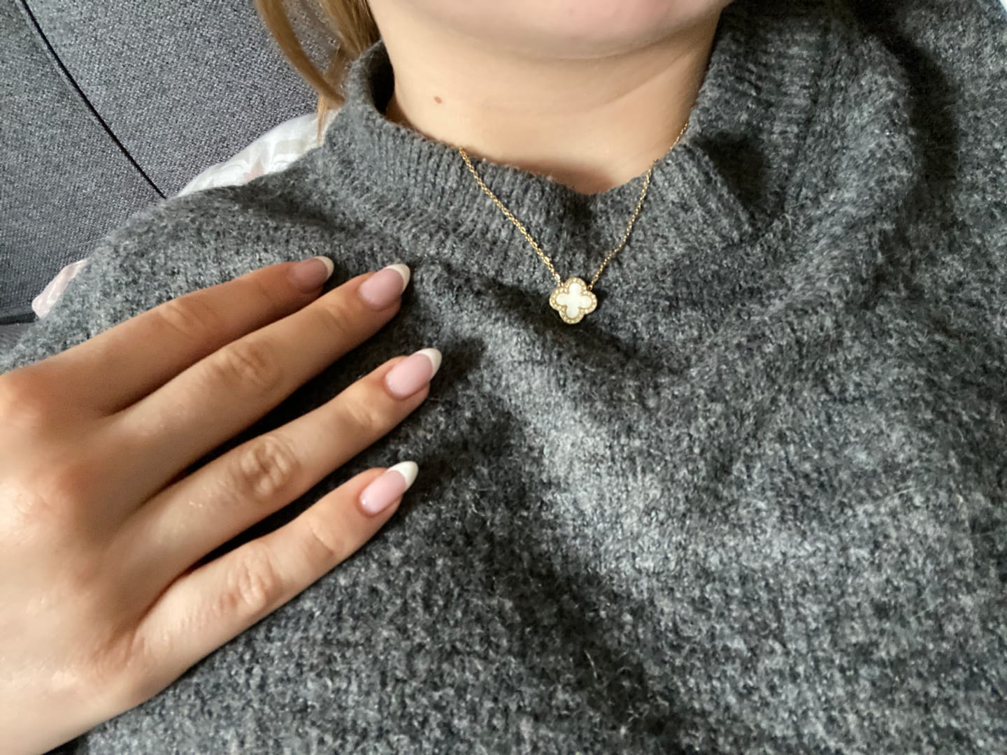 Customer photo review of Pave Perlmutt Lucky Leaf Kette 14K Vergoldet