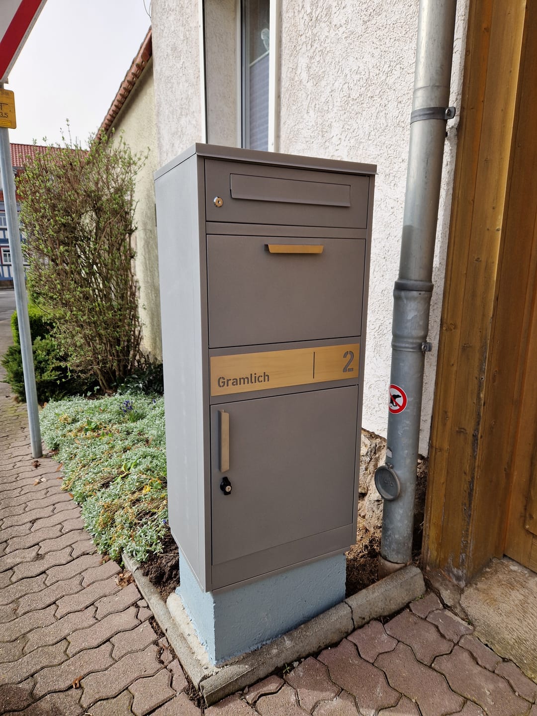 Customer photo review of AlbersDesign Stand-Paketbox PB1 Graualuminium (RAL9007) personalisiert mit Edelstahl-Schild