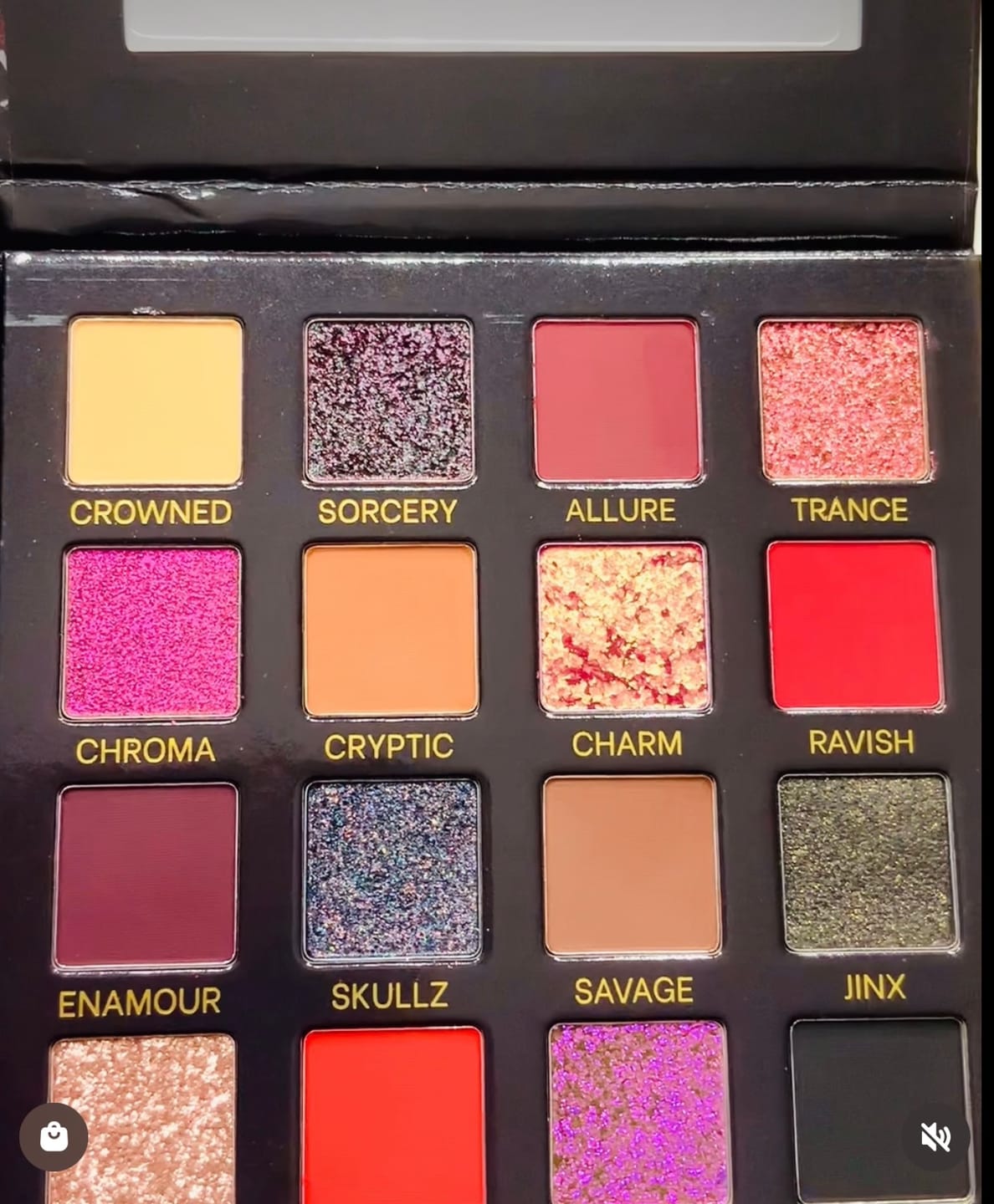 Customer photo review of Skullz & Roses Metallic Multichrome Eyeshadow Palette ( IN STOCK )
