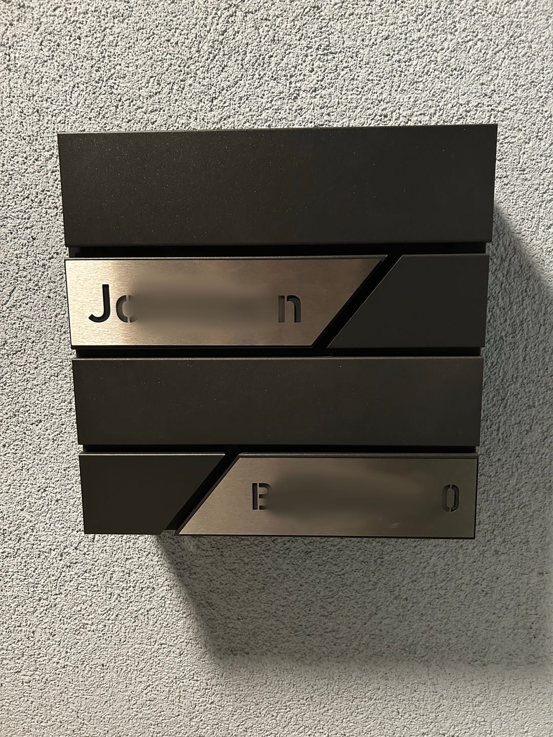 Customer photo review of AlbersDesign Briefkasten B1 Eisenglimmer (DB703) personalisiert mit Edelstahl-Schildern