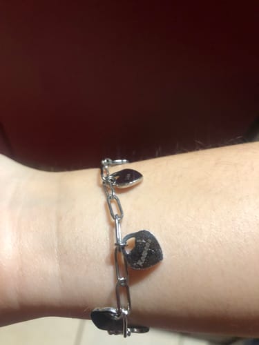Customer photo review of Bracelet LOANYA avec pendentifs cœur personnalisés