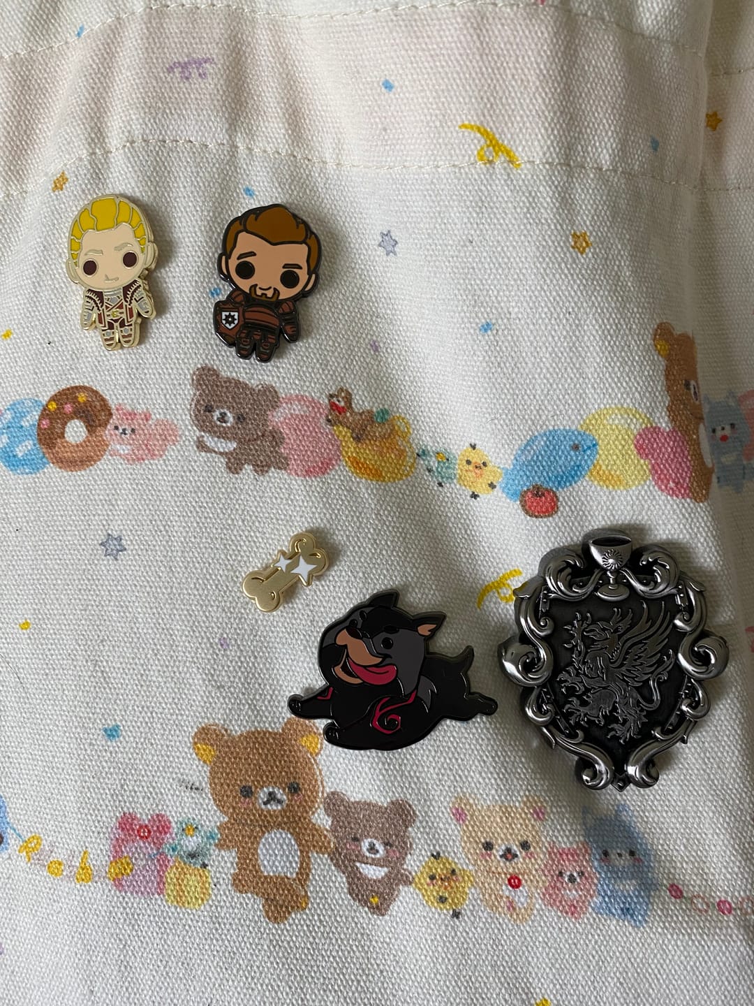 Customer photo review of Dragon Age - Grey Warden Heraldry Badge XL Pin
