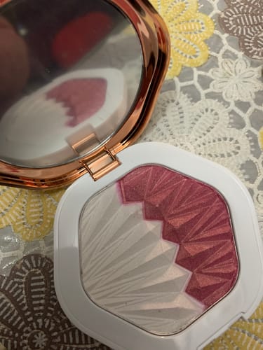 Customer photo review of O.TWO.O GLOWING HIGHLIGHT POWDERY CAKE