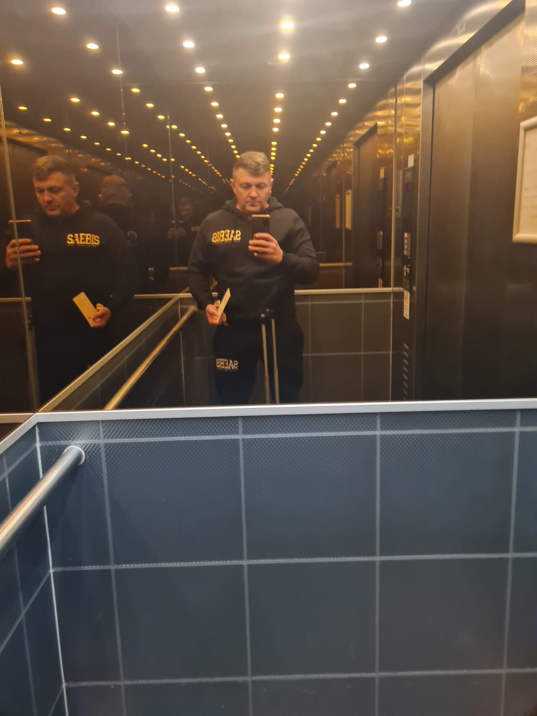 Customer photo review of Lifestyle Herren Zip Hoodie Gold Edition mit Reißverschluss by SAEBIS®