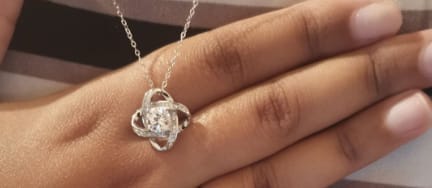 Customer photo review of Aan Mijn Mama - Eeuwige Rozenbox - Met Love Knot Ketting & Echte Roos