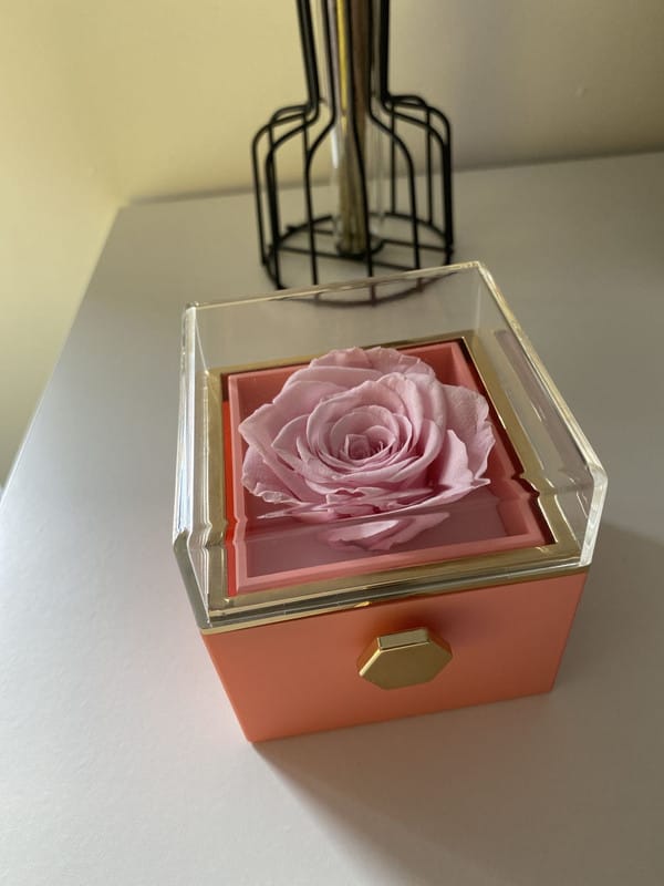 Customer photo review of De Eeuwige Roos Box - Met Gepersonaliseerde Ketting & Echte Roos