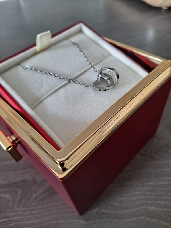 Customer photo review of De Eeuwige Roos Box - Met Gepersonaliseerde Ketting & Echte Roos