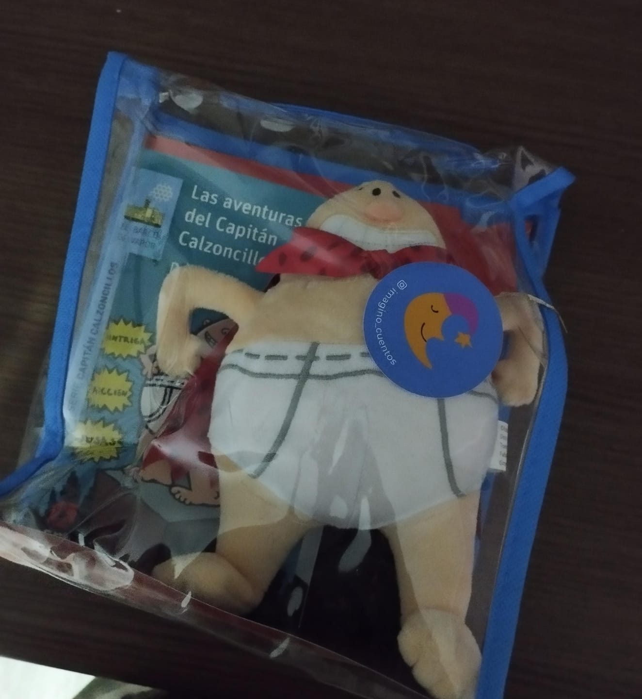 Customer photo review of Pack 2 libros Capitán Calzoncillos + peluche