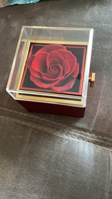 Customer photo review of Eeuwige Roos Box - Met Gepersonaliseerde Ketting & Echte Roos
