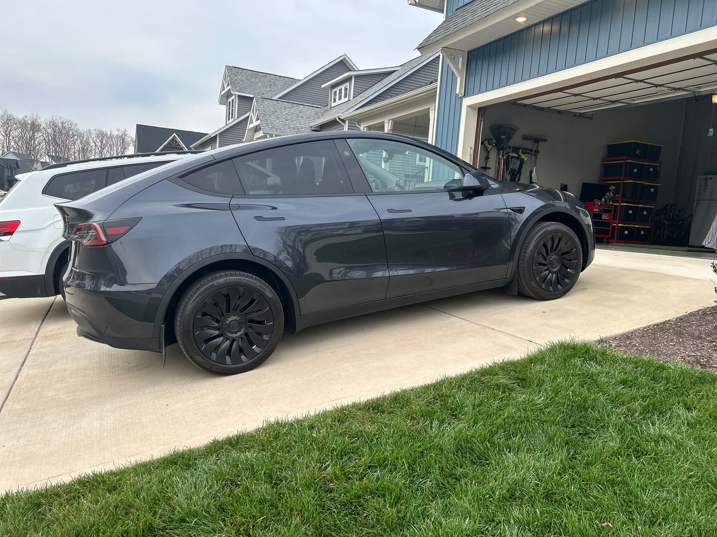 Customer photo review of TESPLUS 19'' Hurricane Style Wheel Cover for Model Y
