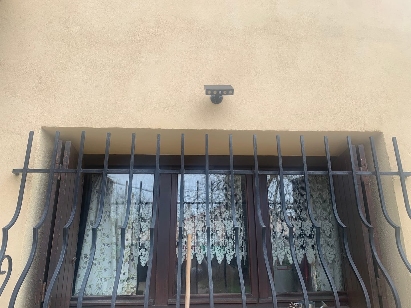 Customer photo review of Lampe murale solaire Puissante à détecteur de mouvements