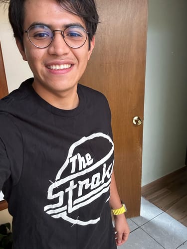 Customer photo review of Playera The Strokes Logo