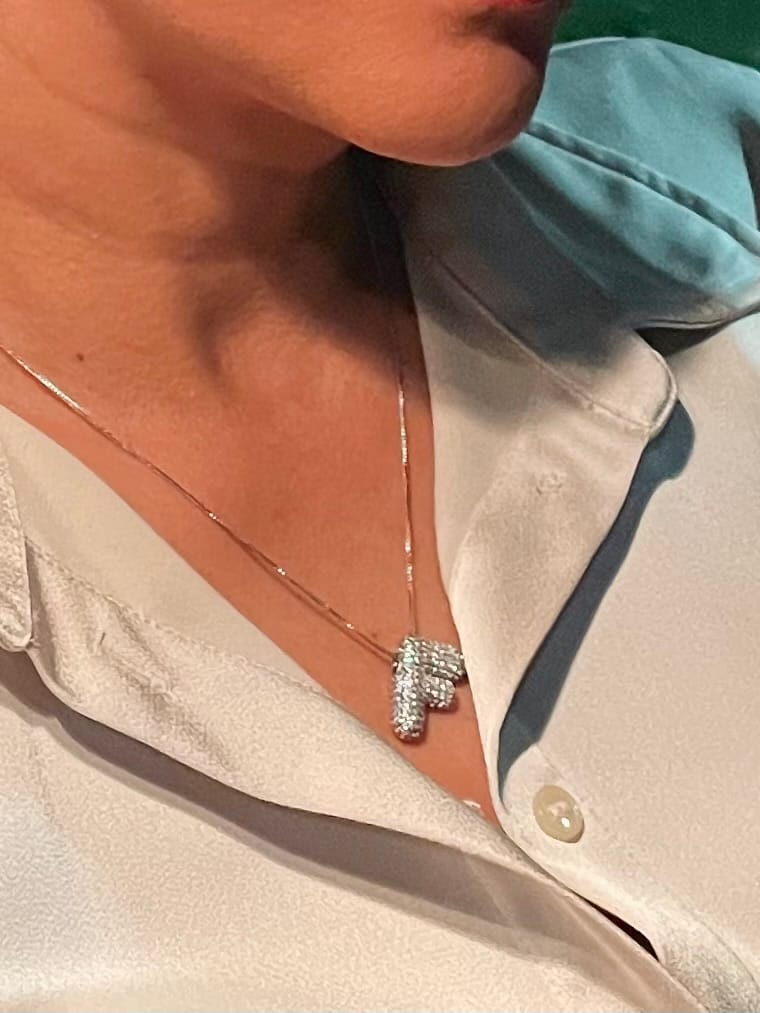 Customer photo review of Collar Inicial Balloon Plateado Zirconias