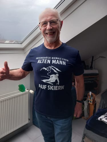 Customer photo review of UNTERSCHÄTZE NIEMALS EINEN ALTEN MANN AUF SKIERN - Herren Bio-Baumwolle T-Shirt