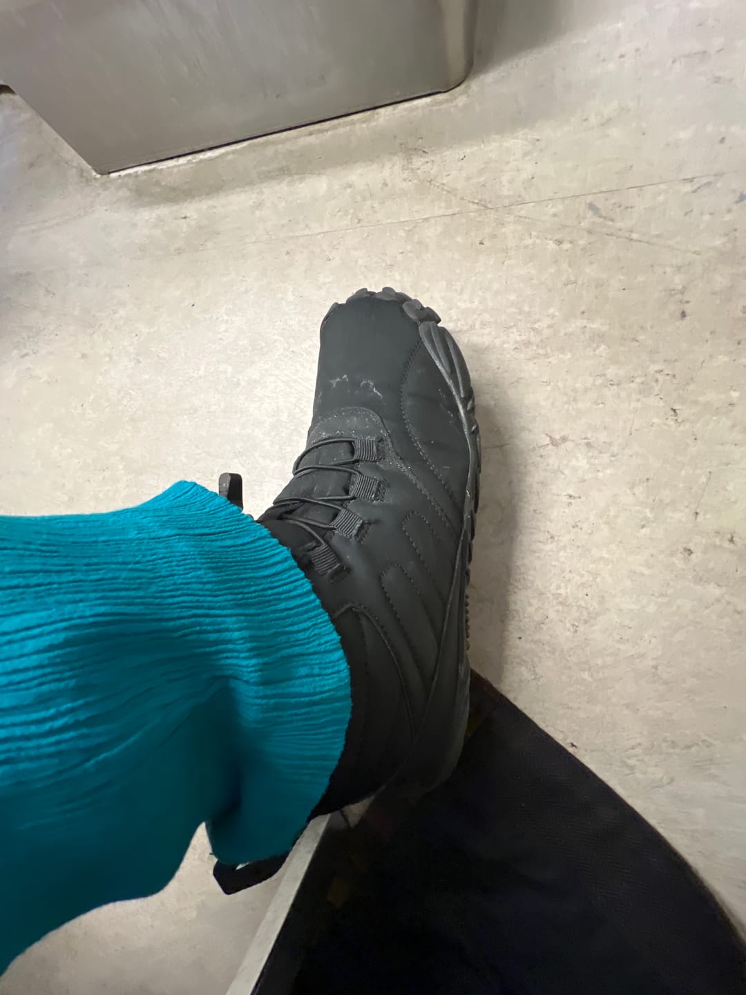 Customer photo review of Caspar Pro - Non-slip & Water-Resistant Winter Barefoot Shoe