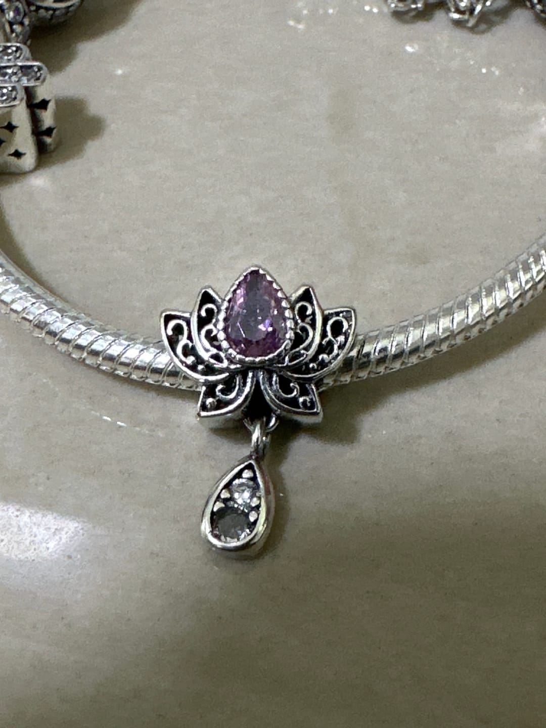 Customer photo review of Charm Flor de Loto & Gota Diamantada